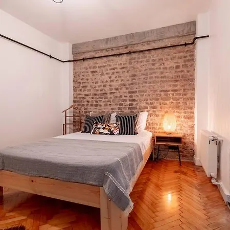 Appartement Cosy Studio With Garden Balcony