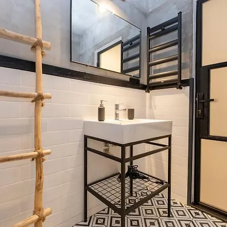 Apartamento Cosy Studio With Garden Balcony *